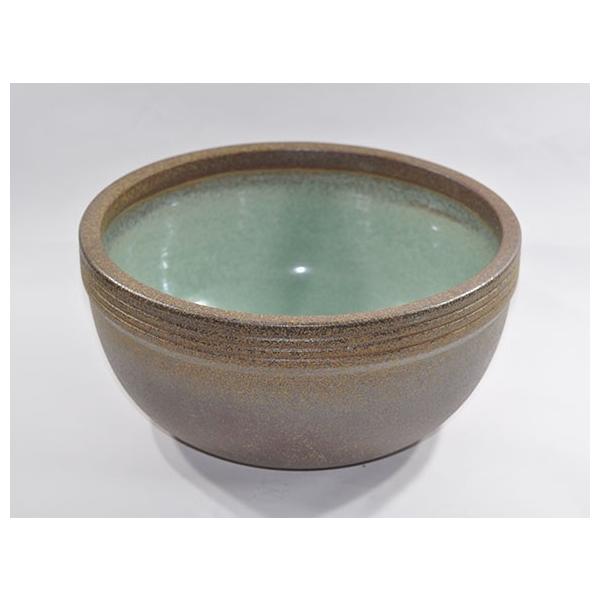 内側の緑色の釉薬が綺麗な陶器鉢です [睡蓮鉢 めだか鉢］信楽焼 窯肌ボール水鉢 13号サイズ落ち着いた印象の色のグラデーションに内側の緑色の釉薬が綺麗な陶器鉢です。周りに調和するので置き場所を選びません。水とメダカや水草、睡蓮などを入れて日...