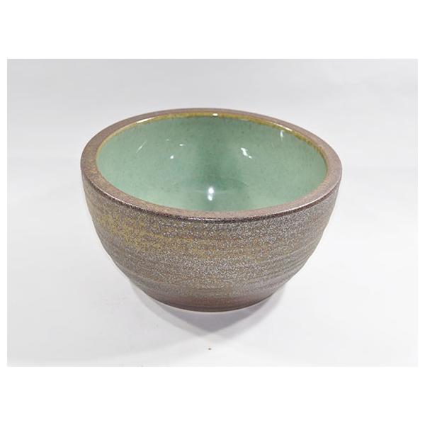 涼し気な雰囲気の陶器鉢。 [睡蓮鉢 めだか鉢］信楽焼 窯肌ひねりボール水鉢 10号サイズ窯肌色が温かい印象を与えます。内側には、中にいれるものが引き立つ緑の釉薬が使われています。あえて底に釉薬を施さないことで涼し気な雰囲気になっています。メ...
