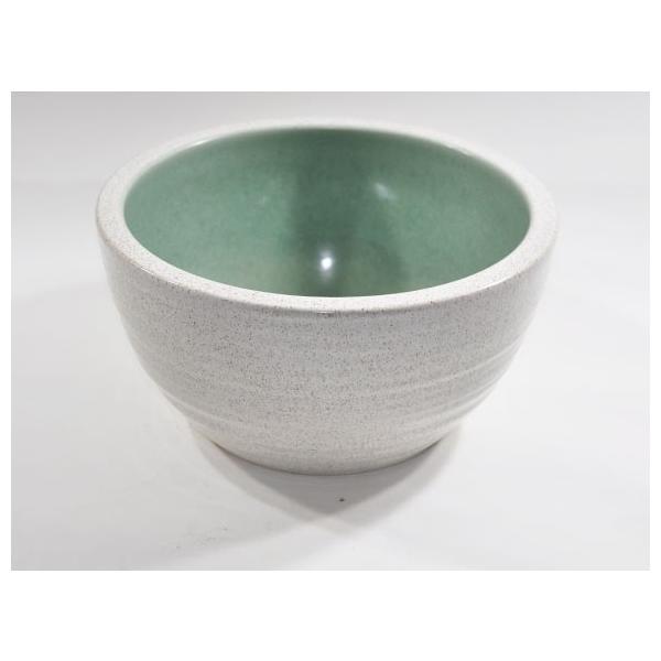 シンプルな陶器鉢です。 [睡蓮鉢 めだか鉢］信楽焼 白かすみボールひねり水鉢 10号サイズ爽やかな白が涼しげな印象です。内側は綺麗な緑色の釉薬が施されています。無駄のない洗練されたデザインで置く場所を選びません。中に入れるものを引き立ててく...