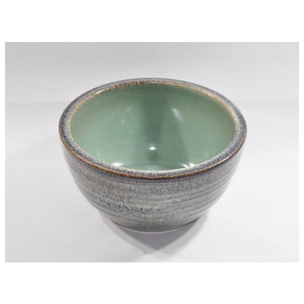 涼を感じる陶器鉢です。 [睡蓮鉢 めだか鉢］信楽焼 天目ひねりボール水鉢 10号サイズ落ち着いた印象の中に涼を感じる陶器鉢です。内側の緑とあいまって爽やかな雰囲気。シンプルなデザインなので置く場所を選びません。メダカや金魚、睡蓮や水草など主...