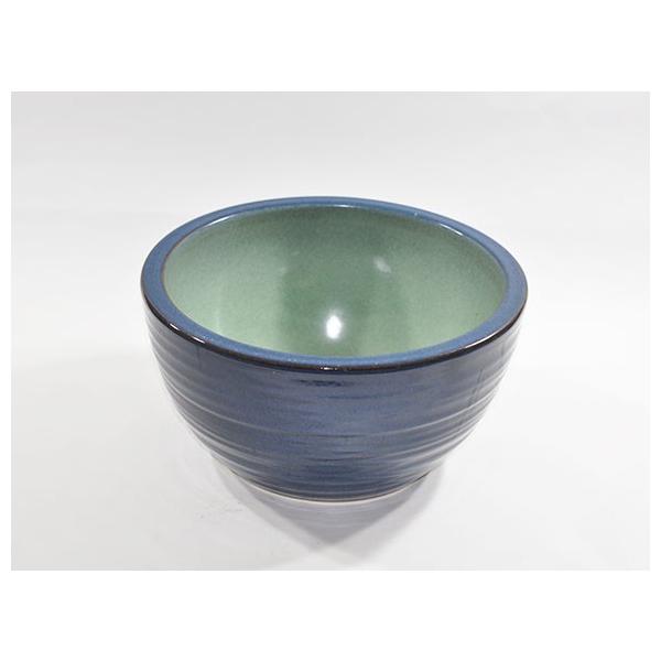 シンプルで粋なデザインの鉢です。 [睡蓮鉢 めだか鉢］信楽焼 生子ひねりボール水鉢 10号サイズ綺麗な藍色が涼し気な10号サイズの陶器鉢です。　緑の釉薬が施された内側は水を綺麗に見せてくれるので、中に入れるものが引き立ちます。存在感はありな...