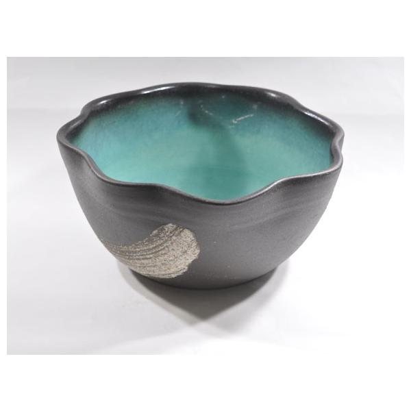 粋なデザインの陶器鉢です。 [睡蓮鉢 めだか鉢］信楽焼 緑釉はけ目水鉢 12号サイズ職人さんの技を感じる粋なデザインです。上から覗くとお花のような形をしていて、横から見ると波打つ水面を彷彿とさせる不思議な鉢です。落ち着いた印象の外側と内側の...