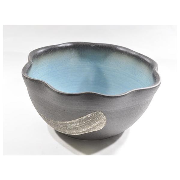 不思議なデザインの鉢です。 【睡蓮鉢 めだか鉢】信楽焼 青釉はけ目水鉢 12号サイズ見る人によってお花のようにも波打つ水面のようにも見える不思議なデザインの鉢です。落ち着いた印象の外側に施された刷毛目に職人さんの技を感じます。内側はさわやか...