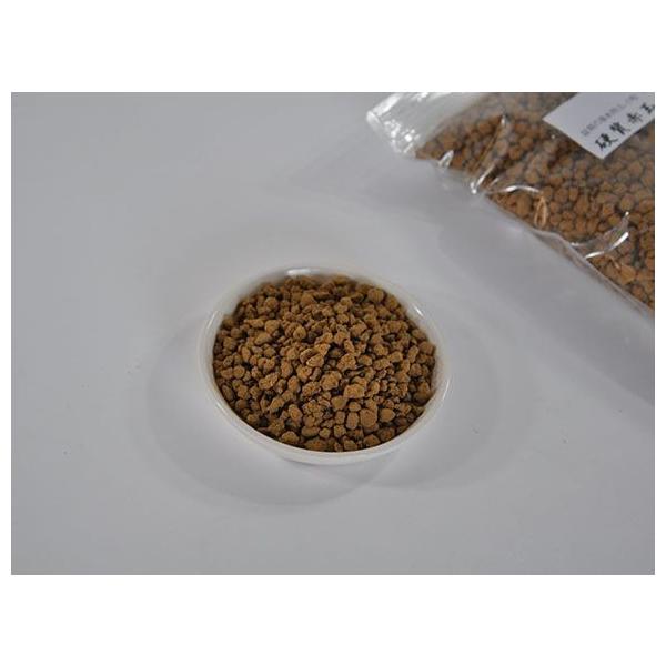 保水性・通気性優れた盆栽用の土 硬質赤玉土　小粒　700g赤玉土の良質な小粒の土です。鉢の大きさや品種によって粒の大きさを使いわけます。小さな粒の土は草花の土として適しています。通気性・保水性・保肥性に優れた用土です。便利な使い切りのサイズ...