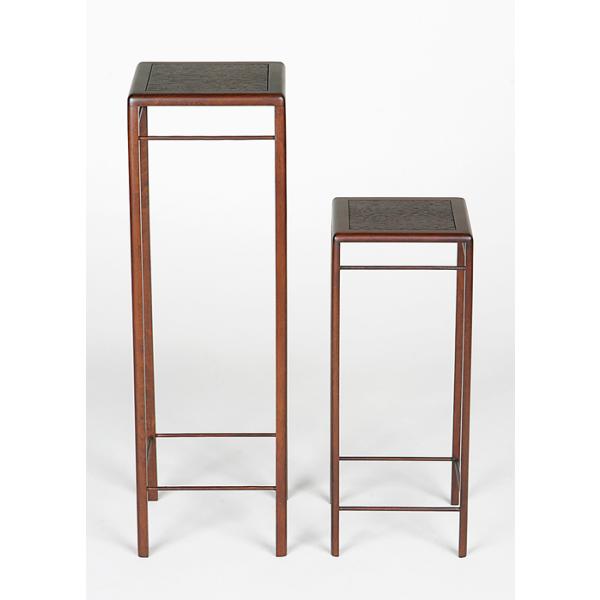 サイズ：左から正方高卓（中）：一辺11cm高35cm正方高卓（小）：一辺10cm高25cm商品解説　盆栽卓の販売・製造指導を手掛けて30余年のノウハウを注ぎ込んで「丈夫で長持ち、そして手頃な価格」をモットーに開発したオリジナル盆栽卓シリーズ...