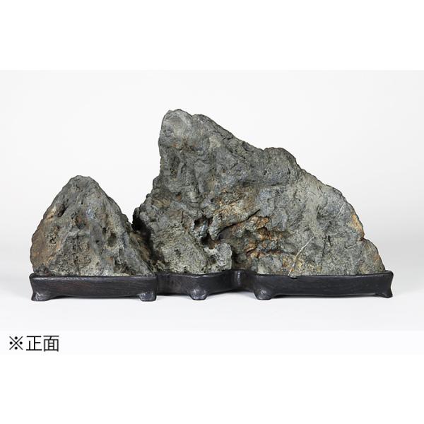 サイズ：間口42.5cm奥行15cm高22cm商品解説　二山の大きさと位置のバランスが絶妙です。上から見えればよく分かりますが前後の入り江が利いています。品名の「双岳石」に相応しい大きな景色を見せる逸品です。八瀬石らしい落ち着きのある色調と...
