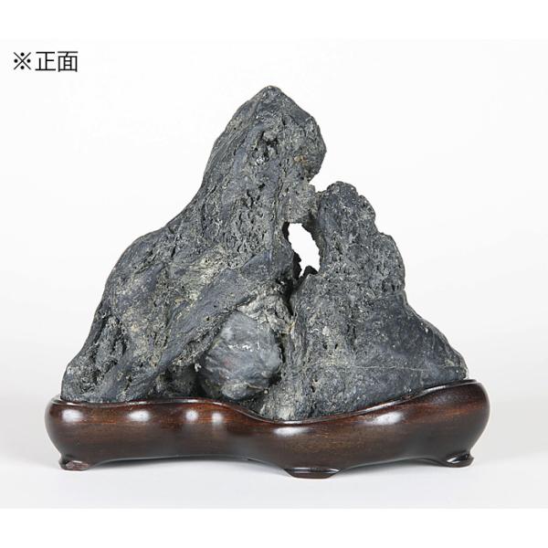 サイズ：間口18.5cm奥行8.5cm高16cm　真黒系の色合いで石質も良い加茂川石。二山を繋ぐ抜けの芸は秀逸です。表裏どちらでも見れるのも魅力。やや深さのある台座に裏の形状からウブと思われますが、確証はできません。※箱なし・台座付き。※現...