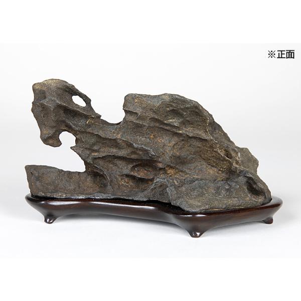 サイズ：間口18cm奥行12.5cm高10cm商品解説　北海道の襟裳岬に近い豊似山脈から産する石で、石質は硬質の砂岩系で佐治川に似た特徴を持っています。形は変化の激しい奇石が多く、川ずれの面白い石が見られます。この石も典型的な豊似石でジャグ...