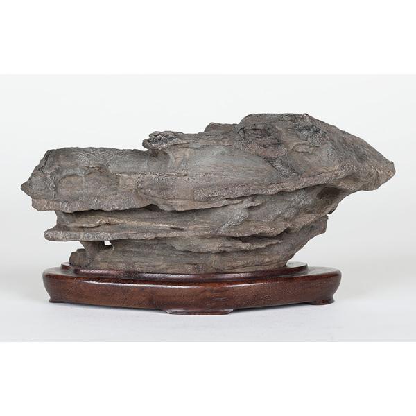 サイズ：間口15.5cm奥行5.5cm高8cm商品解説　千仏石の特徴的な褶曲した岩肌が見所。荒波に打ち付けられる断崖を彷彿させる景色豊かな一石。底は多少手が入っています。※箱付き・台座付き※現品限りの商品です。※台座に若干のこすれがある場合...