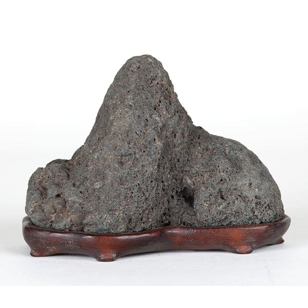 サイズ：間口11cm奥行6.8cm高8cm商品解説　表面に細かな巣立ちがあり、落ち着いた色合いと相まって抜群の味わいを見せる逸品。優しい山容は雄大な景色を見せてくれます。表裏どちらでも見られるのも魅力です。底は自然処理されています。※箱付き...