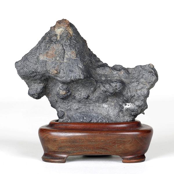 サイズ：間口9.5cm奥行6cm高10cm商品解説　玄海石は北九州市若松区小石海岸西方に広く産する?石の代表格です。玄海灘の荒波に研磨された?ずれの石肌は味わい深い。人里離れた草庵を連想される茅舎石。屋根に先に噛んだ石灰質の茶色たワンポイン...