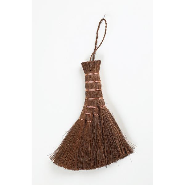 サイズ：全長120mm商品解説　盆栽の植え替え作業時、竹箸での用土の突き入れ（充填）が終わり、余分な土を払い、表面をならす時に使う盆栽用ほうきです。通常のはけなどより「適度な腰」を持っているので使いやすくなっています。また、五葉松などの古葉...