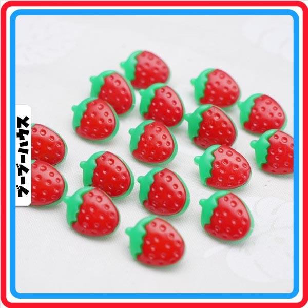 いちごのボタン　イチゴ　ストロベリー　ボタン　手芸用　10個入りです♪【サイズ】H１５ｍｍ×１３ｍｍ【個数】10個【素材】プラスチック☆海外輸入品のため、バリ、色むら、色移りなどの作りが荒い、個体差がある場合がございます。ご了承ください。