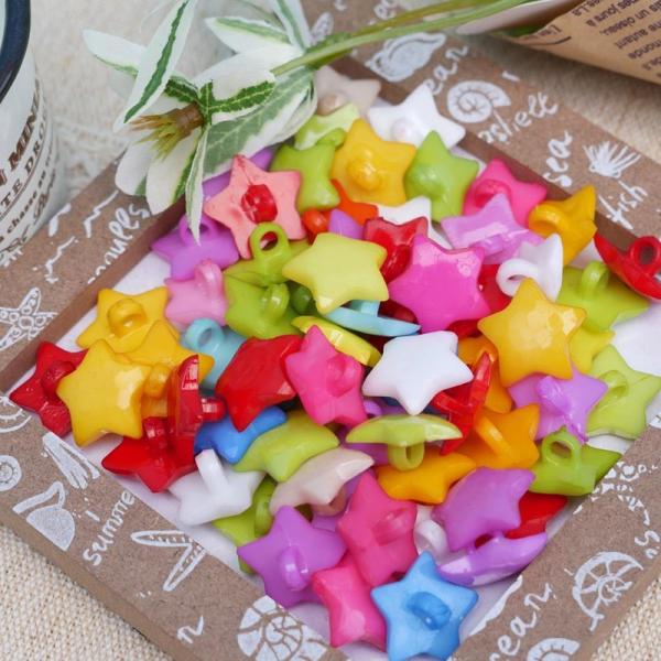 かわいいお星様のボタン　星　ほし　ボタン　手芸　10個入りです♪【サイズ】約16mm【個数】10個【素材】プラスチック★アソートになりますので、お色は選べません。　お写真にない色が含まれる場合がございます♪　☆２つのパーツで作られているため...