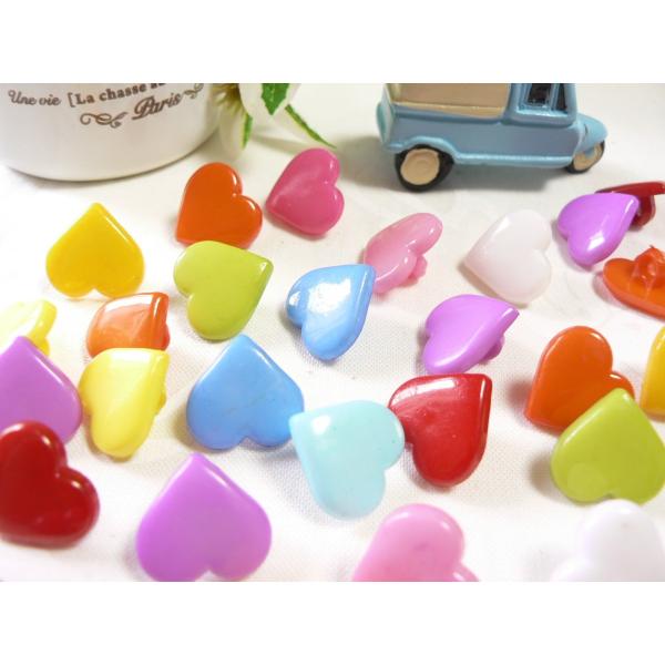 立体的なハートのボタン　　ボタン　手芸用　10個入りです♪【サイズ】14x14mm 【個数】10個【素材】プラスチック＊お写真にない色が含まれる場合がございます。＊お色はお選びいただけません。☆海外輸入品のため、バリ、色むら、色移りなどの作...