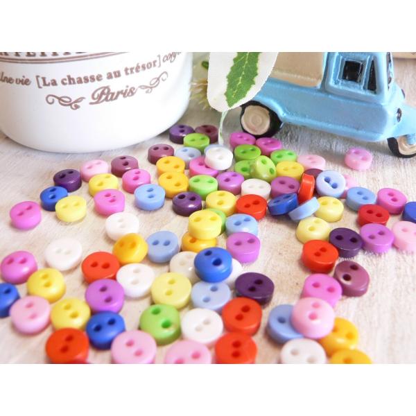 ボタン ６mm　 シンプル カラフル 超ミニ素材：プラスチック【サイズ】直径6mm＊アソートとなります。お色は選べません。＊お写真にないお色が含まれる場合がございます。☆海外輸入品のため、多少作りが雑な場合(色むら、バリ、個体差など）がござ...
