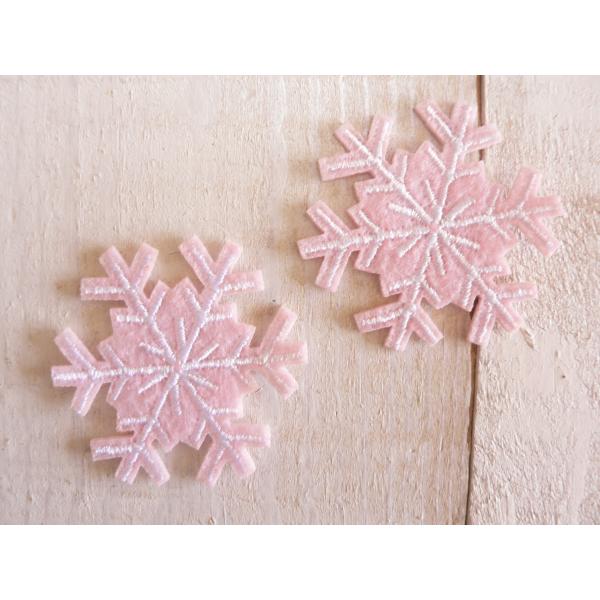 アイロン貼り付けタイプのワッペンです。入園、入学の準備にいかがでしょうか？【サイズ】3.9cm×3.9cm※注意※輸入品のため、小さなほつれや、糸の縫い込などが見られる場合がございます。アイロンで貼れますが、生地やロットによってはうまく貼れ...