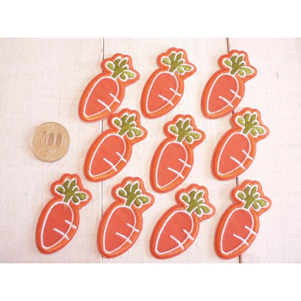 アイロン貼り付けタイプ【サイズ】約５．５×３ｃｍ※注意※輸入品のため、小さなほつれや、糸の縫い込などが見られる場合がございます。アイロンで貼れますが、生地によっては剥がれる場合がありますので、必要に応じて縫い付けるなどの処理をお願いいたしま...