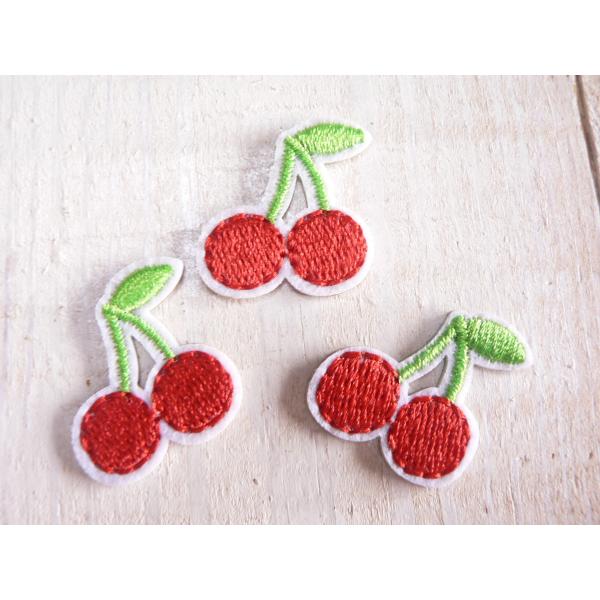 アイロン＆　シール　ワッペンです。入園、入学の準備にいかがでしょうか？【サイズ】2.2×2cm※注意※輸入品のため、小さなほつれや、糸の縫い込などが見られる場合がございます。こちらの商品は、「クリックポスト」での発送となります。「クリックポ...