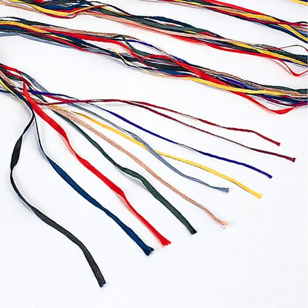 製本時に背のとじ目に貼り付けるしおりひも。別名“スピン”とも呼ばれています。太さは3種類、色は10色入。表紙の色やお好みに合わせてコーディネートをお楽しみいただけます。自分で製本した本だけでなく、しおりひものついていない文庫本や手帳にも。材...