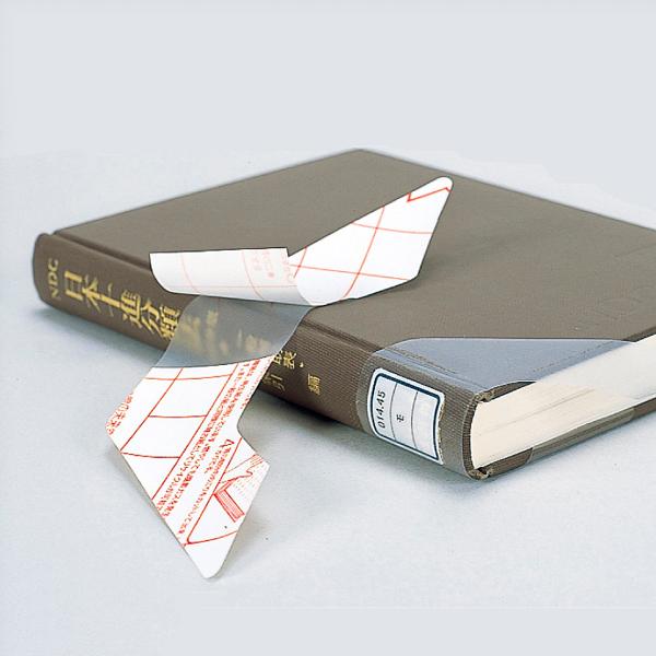 強力粘着剤付きの翼型テープです。本の背の天地を補強・補修でき、図書館ではラベルの保護にも使われています。はく離紙の中央部分にはスリットが入っているので、中心の位置を決めてから片側ずつ楽に貼れます。壊れやすい天地の部分をあらかじめウィングテー...