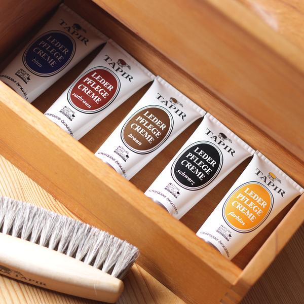 タピール（Tapir）レーダーフレーゲは、保護・艶出し・撥水などの効果を与えるクリームです。浸透力の高い天然オイル成分が革に栄養を与え、しなやかで艶のある仕上がりです。少量でよくのび、使い方も簡単。薄く塗りのばし、少し置いてからブラシや布で...