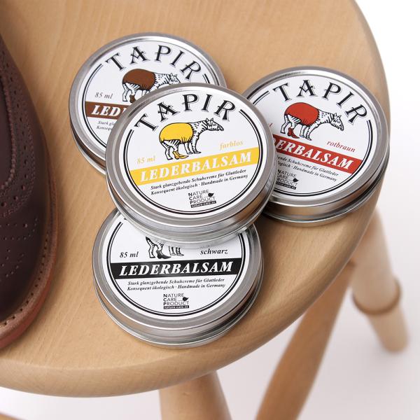 皮革に栄養を与えるための油性クリーム（柔らかいワックス）です。オイル分が栄養を与え、保護効果を高めてくれます。しなやかな風合いと、革本来の自然な艶が蘇ります。(オイル分が軽めで光沢ある仕上げには「フレーゲクリーム」をお使いください）少量を伸...