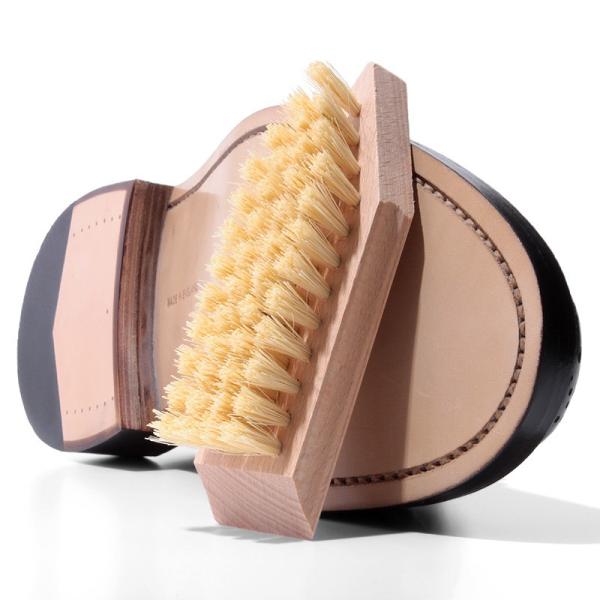 タピール（Tapir）シュムッツブラシは、亀の子タワシと同じ椰子の実の繊維を使って、靴底の汚れ落とし専用に作られています。ハンドルの一方は靴底にこびり付いた泥や汚れを掻き出すのに、ちょうどいい角度に削られています。ゴシゴシと靴底に沿わせて汚...