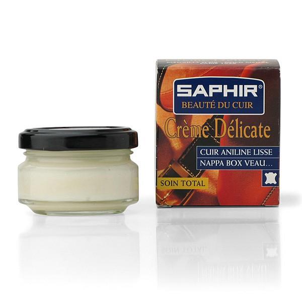 サフィール デリケートクリームは、天然植物成分に水分を多く配合した保湿重視の保革クリームです。革を乾燥から守り、柔軟性を保ちながら、ひび割れや劣化を防止し、すり傷なども付きにくくしてくれます。一般的なクリームより水分が多く配合したソフトタイ...