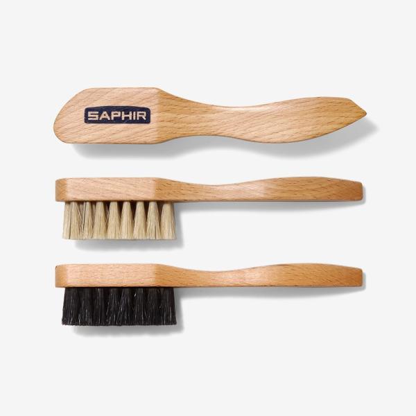 サフィール ブリストルブラシにはコシのある豚毛が使われています。靴底周りのコバやメダリオンなど細かい部分たまったホコリや汚れ落としに、靴クリームを塗り込むのにも適しています。スエード用のブラシとしてもお使いいただけます。楽に靴のお手入れを行...