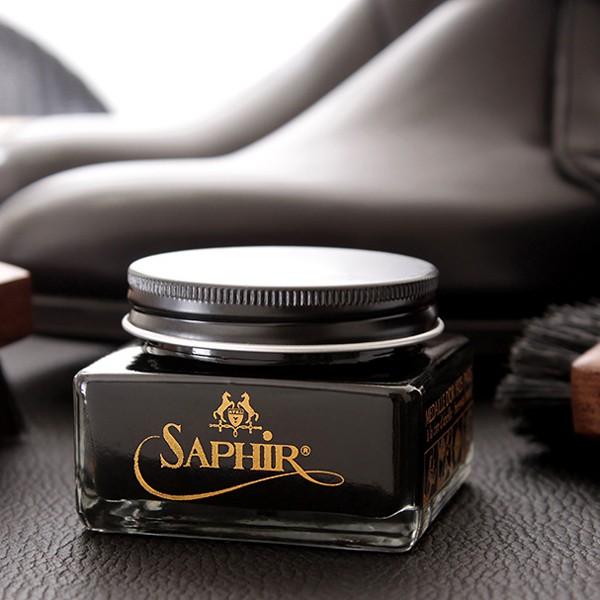 サフィール ノワール クレム 1925は、厳選した高級蜜ロウ（ビーズワックス）やカルナバワックス、シアバターなどで構成された最高品質の靴クリームです。皮革に美しい光沢と補色、栄養、保革効果を与え、上品な風合いを与えます。カラークリームは油分...