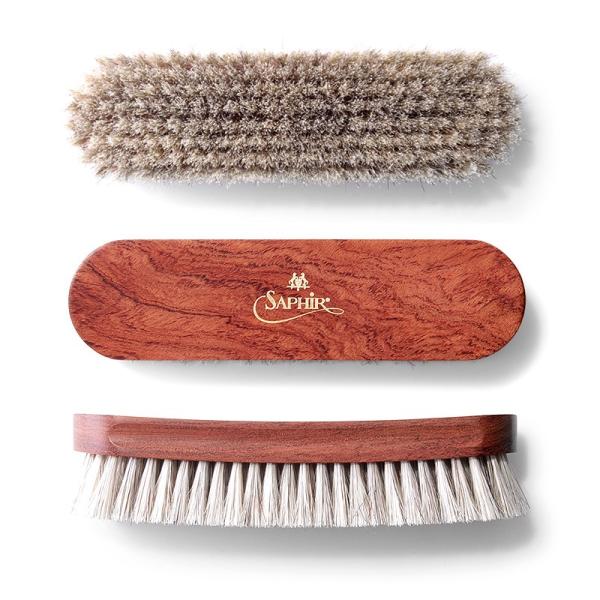 しなやかな馬毛をたっぷり使った上質なブラシです。サフィール ノワールのブラシのアイコンとなったブビンガ材のハンドルは、手にフィットするよう削り出され、ハンドワックスで丁寧に仕上げています。エレガントな雰囲気が溢れる上質ブラシは、気分のあがる...