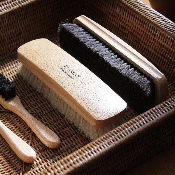 持ち手の長さ18cm、毛の密度も高く、本格的なお手入れに活躍するラージサイズの馬毛ブラシです。 柔らかい上質な馬毛を使用しているのでデリケートな革にも使えます。 毛のカラーは2種類あるので、黒い毛の「ブラック」は黒い靴用、ナチュラルカラーの...