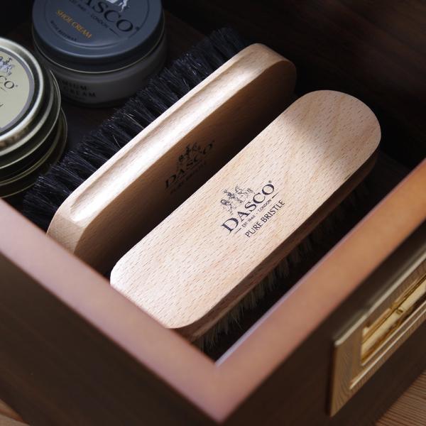 毛足にコシがある豚毛ブラシは、泥はねなどの汚れを落としたり、コバやメダリオンなどの細かい部分の埃を掃きだしたりと、本格的なお手入れに活躍します。特に靴クリームを塗りのばし革に馴染ませるのに最適で、使い続けることで毛先にクリームが付着し、軽く...