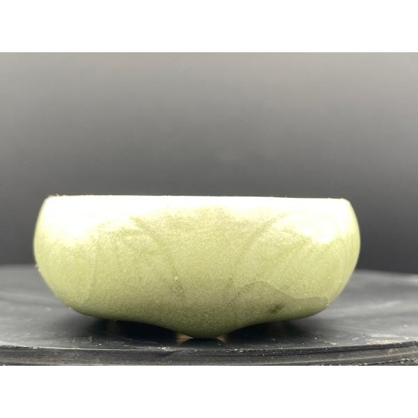 竜山　青磁象嵌丸切足鉢 2号(5.5cm)大きさ(外外)口径55ｍｍ h30mm位落款 竜山作者の詳細は不明ですが磁気ボディに象嵌で模様が彫られた上から青磁が掛けられています。