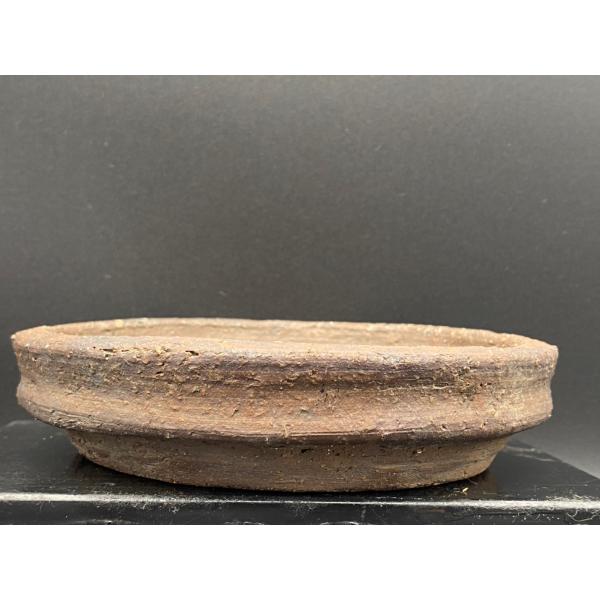 荒く無骨な土に丁寧に挽かれたロクロで松の文人等におすすめです。松下礼峰大きさ(外外) 口径160mｍ h40mm位落款 礼峰小品盆栽鉢