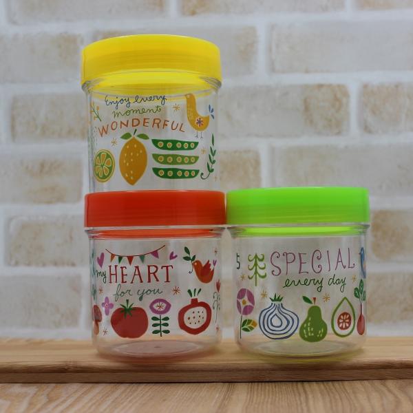 キーワード：国産 カラフルポット 3段 3個セット スタッキング 調味料入れ ナッツ保管【商品紹介】　フタにカーブがついているのでスタッキング（積み合わせ）が可能な密閉容器３個セットです。　フタの内側にパッキンがついているので粉類の調味料や...