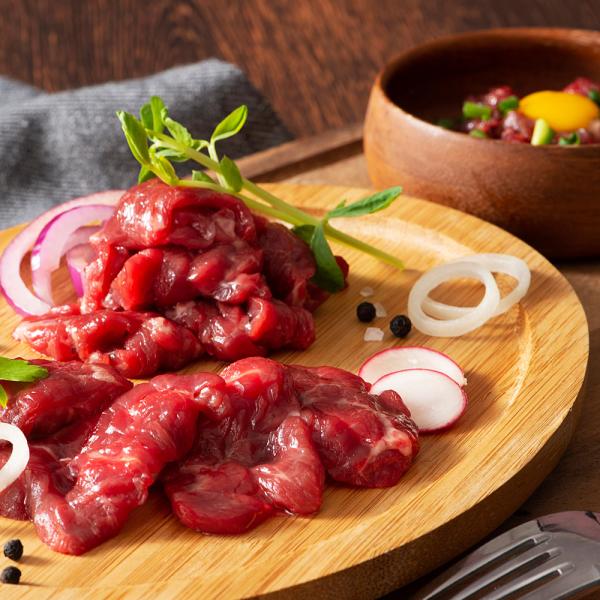 【※こちらの商品は北海道・沖縄・離島は配送不可となります】カナダを中心とした海外の大自然の中で育った馬達が熊本阿蘇の雄大な自然の恵みと、独自の肥育・餌により仕上げられた新鮮な馬刺しとユッケの詰合せです。馬刺しの場合、真空パックの状態で冷蔵庫...