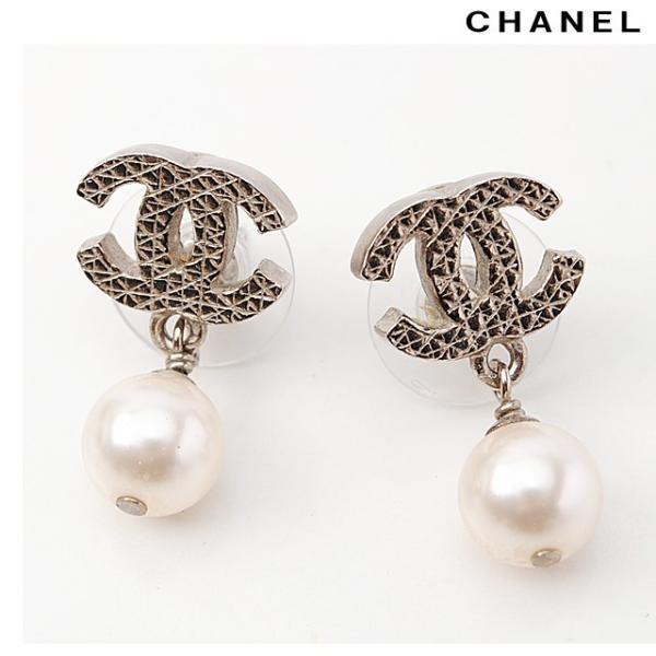 CHANEL エレガントなシルバーとホワイトの片耳用ピアス CHANEL シャネル CHANEL ピアス CCマーク スイング ホワイト