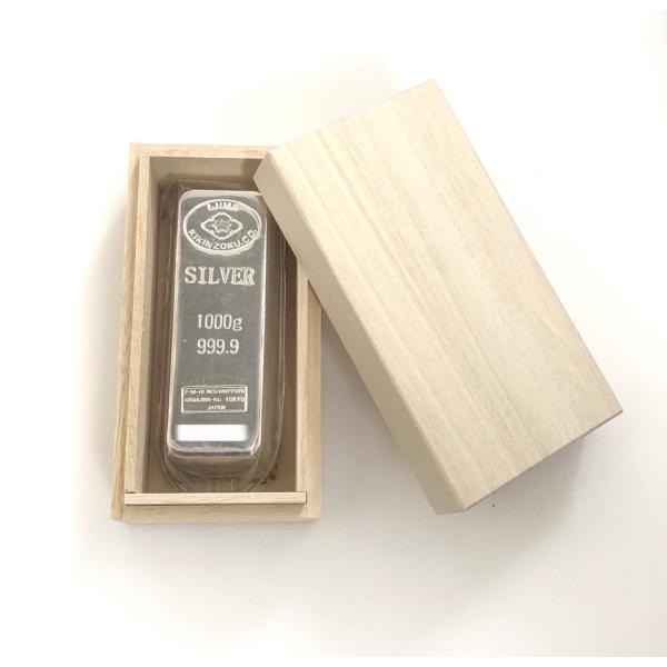 ブランド名 ：井島貴金属精錬　IJIMA商品名: 純銀 インゴット ingot 1,000ｇ付属品：桐箱、弊社発行の品質保証書サイズ: W:約38mm H:約98mm D:約31mm素材: /シルバー/SV999.9井島貴金属精の純銀インゴ...