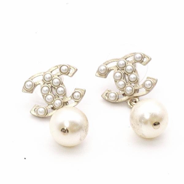 CHANEL シャネル ピアス メタル/フェイクパール ホワイト レディース CCマーク CC ロゴ