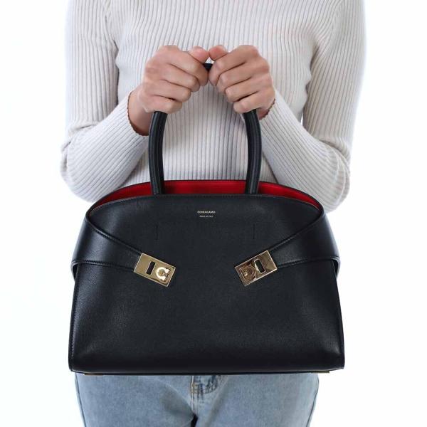 ベ*ン様 【最終値下げ】　Ferragamoフェラガモ　ブラック フラップハンド Ferragamo Hug ハンドバッグ XS | ブラック | FARFETCH JP