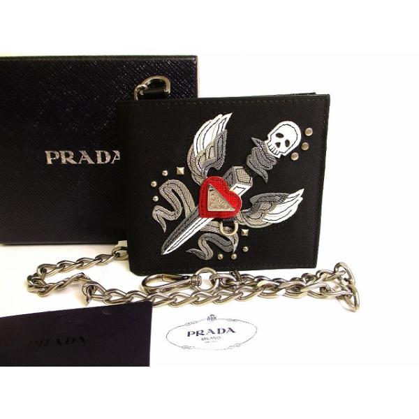 PRADA 二つ折り財布 スカルモチーフ サフィアーノ PRADA（プラダ） ナイロン×サフィアーノ レザー スカル 剣 モチーフ