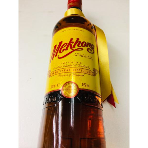 アルコール度数 35 %アルコールタイプ ジン原料 スピリッツ(サトウキビ)、スピリッツ(ライス)、砂糖、カラメル(着色料)、スパイス、ハーブその製法は、さとうきびを蒸留したスピリッツと米を蒸留したスピリッツをブレンド、タイのナチュラルハー...