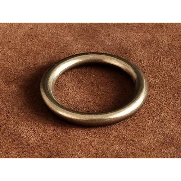 真鍮で作られた丸カンです。表面は玉プラ塗装仕上げとなります。玉プラ塗装仕上げとは表面にクリア塗装することで、エージングがゆっくり楽しめます。使っていくうちに塗装が徐々にはがれる仕組みです。サイズは9サイズ（31mm、35mm、39mm、47...
