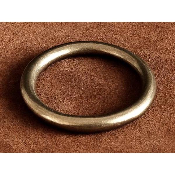 真鍮で作られた丸カンです。表面は玉プラ塗装仕上げとなります。玉プラ塗装仕上げとは表面にクリア塗装することで、エージングがゆっくり楽しめます。使っていくうちに塗装が徐々にはがれる仕組みです。サイズは9サイズ（31mm、35mm、39mm、47...