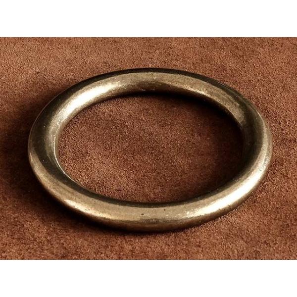 真鍮で作られた丸カンです。表面は玉プラ塗装仕上げとなります。玉プラ塗装仕上げとは表面にクリア塗装することで、エージングがゆっくり楽しめます。使っていくうちに塗装が徐々にはがれる仕組みです。サイズは9サイズ（31mm、35mm、39mm、47...