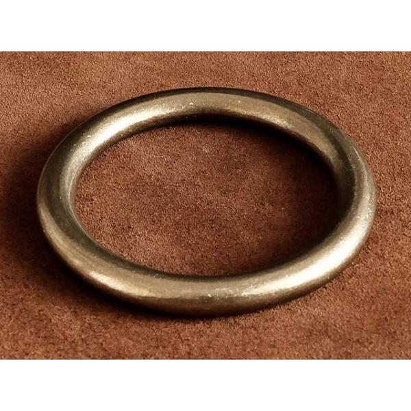 真鍮で作られた丸カンです。表面は玉プラ塗装仕上げとなります。玉プラ塗装仕上げとは表面にクリア塗装することで、エージングがゆっくり楽しめます。使っていくうちに塗装が徐々にはがれる仕組みです。サイズは9サイズ（31mm、35mm、39mm、47...