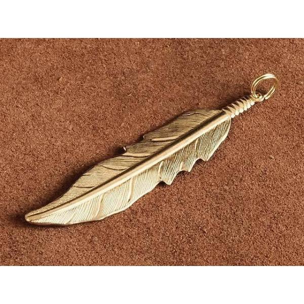 真鍮で作られたのチャームです。鳥の羽根をもリーフとしたデザインです。極小サイズの二重リングを付けております。チャームとのバランスもとれ、良い雰囲気となっています。キーホルダーやネックレスのトップとしてお使い下さい。■サイズチャーム（真鍮）長...