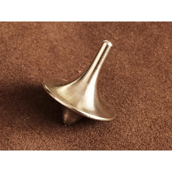 真鍮で出来たコマです。手で回すとしっかり回転します。■素材真鍮■サイズ長さ30mm